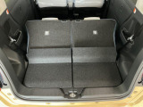 【ラゲージフロア】お客様に気持ち良く乗っていただけるよう、工具を使わず取り外せる部品は全て取り外し清掃しております。シート可動の場合は、シートを動かし裏側まで清掃を行っております。