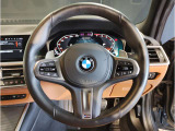 【ハンドル】ドライバーとBMW車の一体感がダイレクトに伝わるステアリングホイール。形状・太さへの拘りに加えて、操作性を高める為にスイッチ類も配置。クイックかつ安定のドライビングを体感下さい!