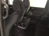 運転席と助手席のシートの裏に収納式のテーブルが装備されています。休憩時のちょっとした小物置きに使えてとっても便利ですね♪