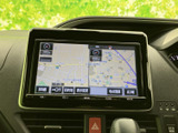 詳細な地図情報が表示され、スムーズなルート検索をサポートします。渋滞情報も確認できるので、効率的な移動が可能です。