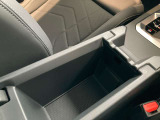 アームレストを上げると収納スペースとUSB電源があります。USBメモリ等を接続すると、車両側で音楽データを再生することができます。※非対応のものも有