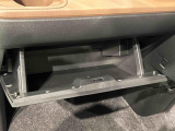 大きな荷物を収納できる、便利な助手席グローブボックス