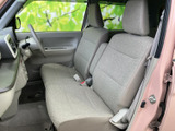 落ち着いた色合いのインテリア。運転に集中できる、シンプルで機能的な空間です。使い込むほどに愛着が湧いてきます。