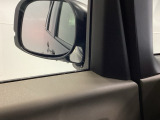 車両横の死角を確認しやすく、駐車や幅寄せ時の安全確認をサポートしてくれる便利な補助ミラーが付いています。