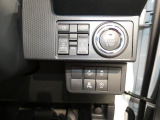 【運転をサポート】両側電動ドアや衝突回避支援などのスイッチが手元に揃い安心感を高めます。座ったままラクに設定でき、日々の運転にゆとりをもたらします。