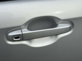 後部座席ドア(助手席側のみ)は電動で開閉可能です!