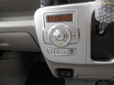 車内の室温を自動で一定に保ってくれる便利なオートエアコンが付いています。温度を設定するとクルマがエアコン噴出し温度を上げたり下げたり風量を変えたりしてくれるので運転に集中が出来ます。