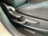 運転席シートは高さをラチェット式のレバーで変更することが可能です。ちょうどよいドライビングポジションで快適に運転していただけますね!!