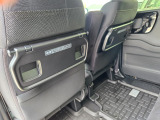 運転席・助手席の後ろには、コンビニフック付きシートバックテーブルがあり、快適にドライブできます♪