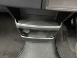 運転席 足元 収納スペース