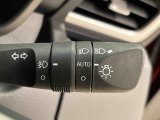 周りの明るさに応じて点灯するオートライト。ワンタッチターンシグナル機能付き方向指示器になっています。レバーはターン位置で固定されず、手を離すと元の位置に戻ります。