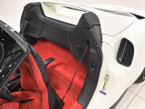 インテリアは情熱的なレッド「Rosso Ferrari」で仕立てられ、ドアを開けた瞬間に華やかな空間が広がります。