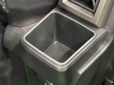運転席埋め込み式カップホルダー(太ボトル600mm収納可能)