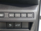 シートメモリーを装備しております!運転する方のシートポジションにボタン一つで操作できるので、とても楽々ですね♪
