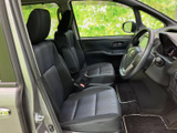 広々とした空間と使いやすい収納が魅力。シートに座り込むと、快適なドライビングポジションが体感できます。