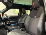 MINIの少し硬めのシートは乗り降りもしやすく、長距離ドライブでも疲れにくいように設計されております!