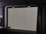後席にお乗りの方が眩しくないように日差しを軽減する格納式リヤドアサンシェードが付いてます