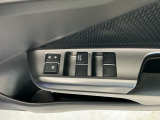 運転席のスイッチで全てのウィンドウの開閉操作を行うことができます。ロックボタンをONにしておくと、運転席以外のウィンドウは作動しないのでお子様を乗せているときなども安心ですね♪