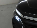 精悍な目つきのLEDヘッドランプを装備しております。