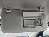 運転席サンバイザーに鏡がついております!