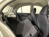 リヤシートを倒すと大きな荷物も入ります。