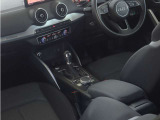 内装はシンプルに使い勝手を考え作られています。お車を運転する感覚をダイレクトに体感して頂けます。室内も広くロングドライブにも快適にお過ごしいただけます。