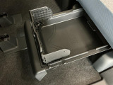 【置きラクボックス】後席シート下に収まる引き出し型の収納が装備!積んだままにしておく物など、外から見えずにスッキリ収納できます♪