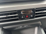 3ゾーンフルオートエアコンディショナー搭載。運転席、助手席、後席の3つのゾーンで温度などを独立して設定でき、内蔵されたフレッシュエアフィルターは花粉やダストの除去をしてくれます。
