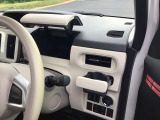 運転席の隠された収納たち!ドリンクホルダーやカパッと開く収納が便利。