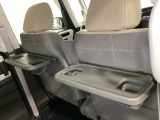 運転席・助手席の背もたれには、2列目シート用にカップホルダー付きの「格納式のシートバックテーブル」を装備しています。休憩時のちょっとした時間などカップを置いたり、小物置きに使えて便利です。