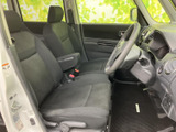 運転席側のドアは、使いやすさを追求した設計で、乗り降りもスムーズです。細部までこだわったデザインも魅力です。