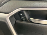 運転席側面には2名分のシートとステアリングを最適ポジションを記憶・再現できるポジションメモリーを設定しています。