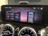 【アンビエントライト】64色の中から、ドア、ダッシュボード、センターコンソールなどのLEDの間接照明が車内空間を上質に彩り、ラグジュアリーな雰囲気を演出します。