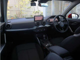 内装はシンプルに使い勝手を考え作られています。お車を運転する感覚をダイレクトに体感して頂けます。室内も広くロングドライブにも快適にお過ごしいただけます。