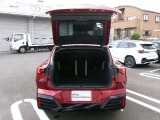 トランクは広く設計され、開口部も大きく荷物の積み下ろしがしやすい構造。フラットな床面でスーツケースや大型荷物も安定して収納でき、日常使いにも便利なスペースです。