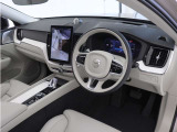 インストルメントパネルは僅かに運転席側へと傾けられているほか、余計なスイッチ類を可能な限り排し、運転に集中しやすい環境を造り出しています。