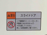 最も気になる室内は、特にこだわってクリーニングしております。マットやシートだけではなく、エアコンの吹き出し口やドアノブの隙間など、様々なブラシや道具を使い分けて、隅々までクリーニングしております。