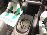 ゲート式シフトレバーを採用し、従来の感覚で自然と操作が可能です。ハイブリッド車だからといって、難しい操作は必要ありません!