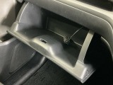 助手席の前にあるグローボックスです。小物の収納に便利です