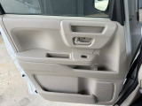 助手席側のパネルも運転席側同様、ドリンクホルダーや小物入れが充実しており、無駄なく使いやすい車内空間となっております!