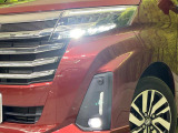 【LEDヘッドライト】悪天候や夜間走行時も良好な視界を確保し安心して運転できる高輝度LEDヘッドライトを装備!点灯速度が早く、消費電力も抑えられています。