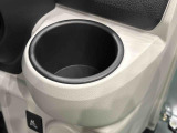 運転席側掘り込み式インパネカップホルダー