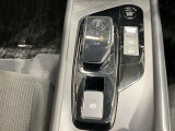 快適なドライブを叶えるため、シフトノブの周囲にモードスイッチをはじめ、プッシュパワースターターやEVモードスイッチなどを配置し、操作性を高めています。