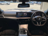 BMWカーブド・ディスプレイが中心の次世代コックピット。スイッチ類を減らし、直感的な操作とクリーンなデザインを実現しています。