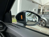 サイドアシスト装備 ドライバーの死角を並走する車両を検知します。ドアミラーの内側のLEDが点灯・点滅して事故の危険を知らせます。