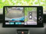 駐車時の後方確認をサポートするカメラ映像が鮮明に表示されます。安全でスムーズな駐車操作を支援し、運転の不安を軽減します。