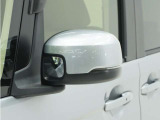 ◆ドアミラーウインカー◆ドアミラーにウインカーを装備しています。対向車に自身の進行方向を合図し安全に運転できます。