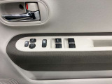 【運転席ドアスイッチ回り】パワーウィンドー[ロック機構]・電動格納式リモコンドアミラースイッチがまとまっているので操作しやすいです。