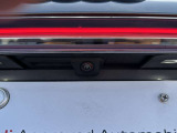 ●バックカメラ『駐車や後方の視界をサポートするための重要な機能です。多くのモデルに標準装備またはオプションとして搭載、リアバンパーに取り付けられたカメラが後方の映像を車内のディスプレイに表示します』