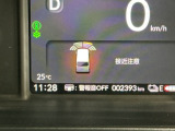 パーキングセンサーシステムは走行中に障害物が迫ると音と表示でお知らせ、低速走行時時の安心感を高めます